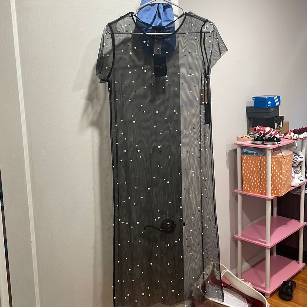 Black lace with white pearls